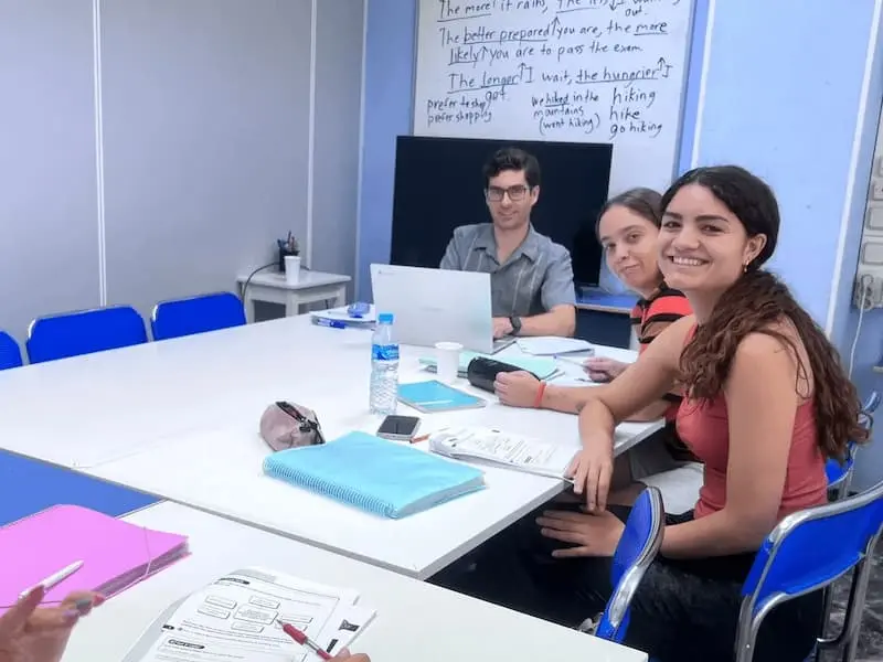 Alumnos del curso intensivo C1 trabajando en grupo estructuras gramaticales de nivel avanzado en el aula de Campus Study Centre.